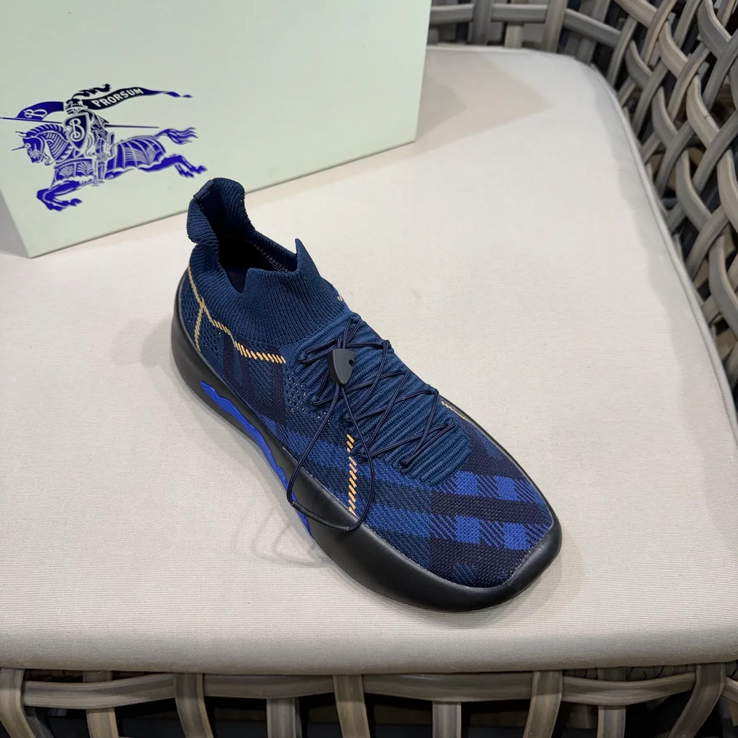Factory price: 480💰BURBERRY/Burberry plaid knitted Ne men's shoes💰tune sneakers｜With breathable sock-style upper｜Embellished with knitted Burberry plaid｜Leather lining Incorporated into a plaid lace design｜Equipped with B-shaped shield buckle｜The sole is decorated with a large wrapped equestrian knight logo (EKD)｜Round toe #drawstring closure#The sole is decorated with the equestrian knight logo (EKD)｜At least 50% of the main materials of the boutique are from renewable sources Size: 39-44 (45 custom-made)